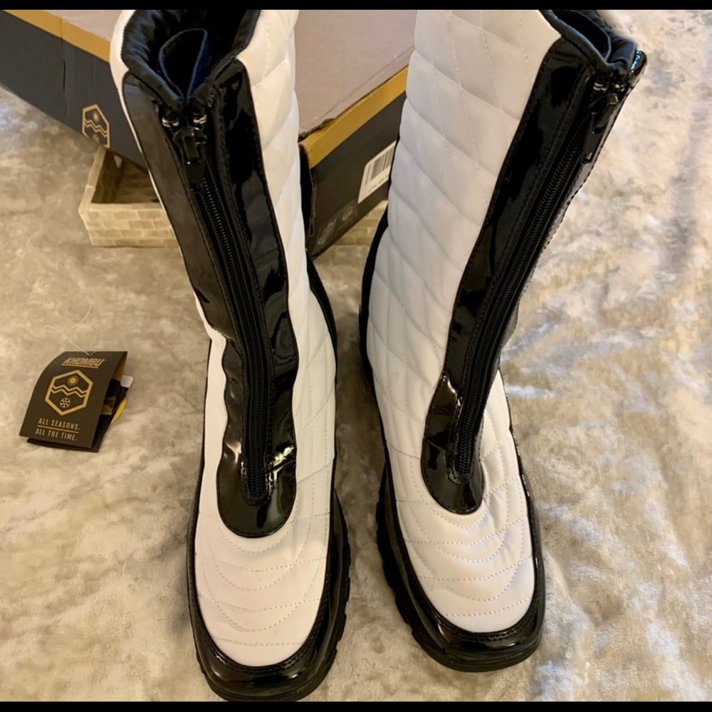 NWT Khombu Women's Dorothy Waterproof Mid
NWT
Winter Snow Boots